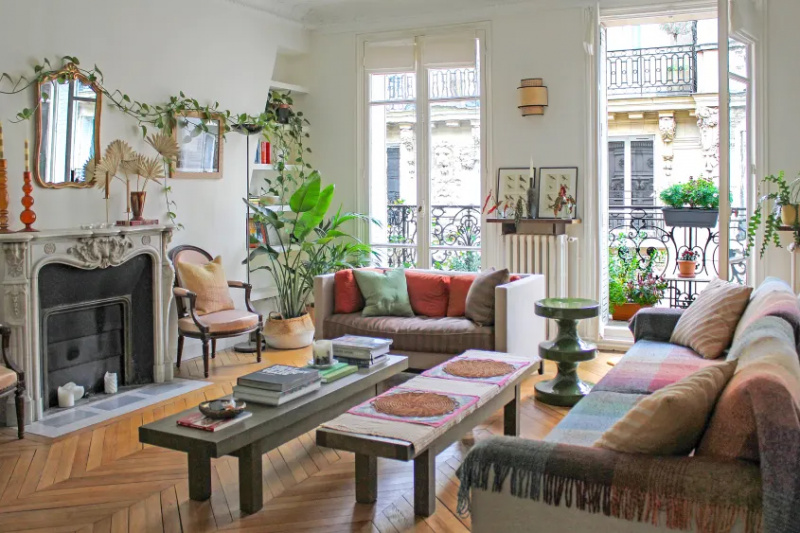 Очарователен апартамент под наем в Париж, изпълнен с класически френски детайли като подове с рибена кост, мраморна камина, балкон и други