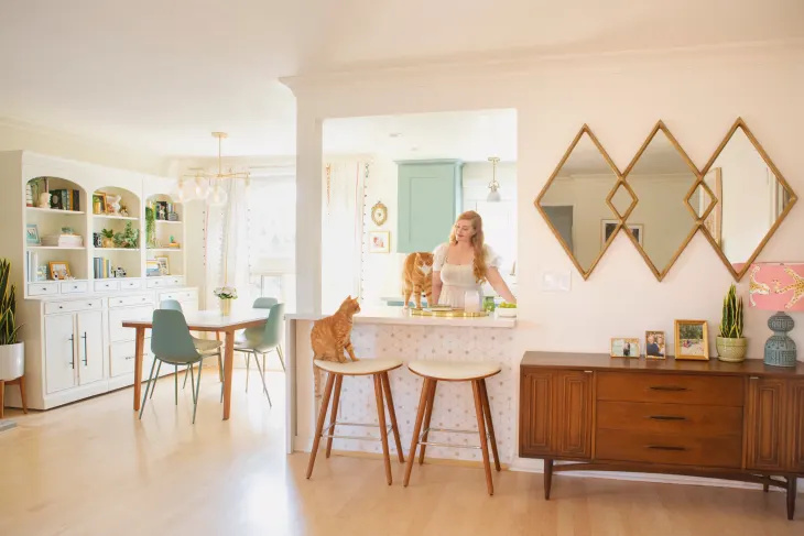 En charmig gammal världsinspirerad lägenhet i Los Angeles är en vintage älskares dröm
