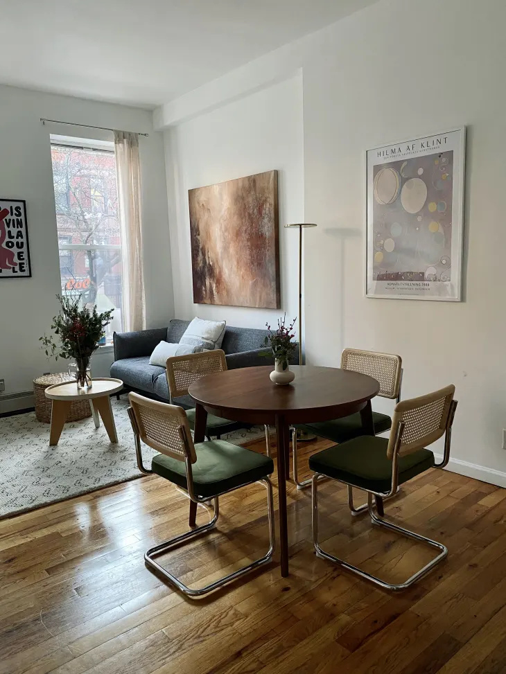 이 아늑하고 따뜻한 500평방피트 브루클린 아파트는 처음부터 가구가 비치되었습니다.