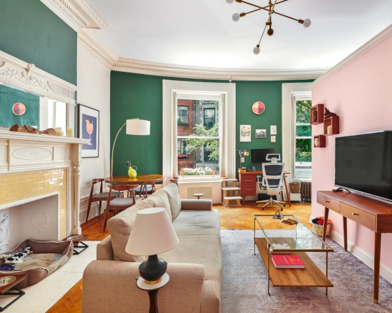 Šis 450 kvadrātpēdas lielais Upper West Side dzīvoklis piedāvā krāsu un kopību