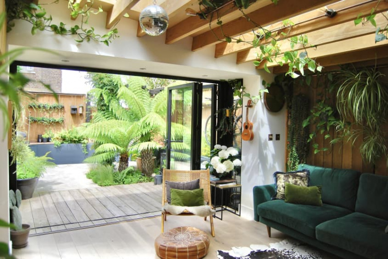 Den biofila designen av detta brittiska hem känns som att bo i en trädgård