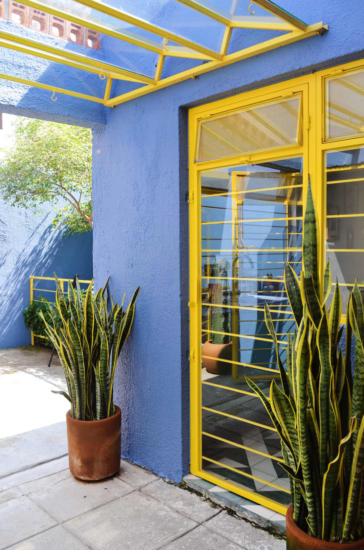 이 화려한 현대식 멕시코 주택의 모든 페인트 색상은 우리가 가장 좋아하는 색상입니다.