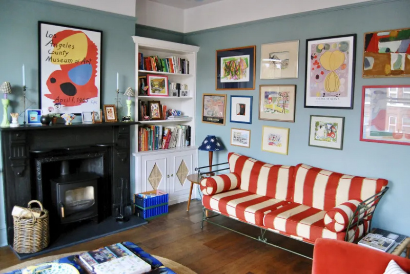 Denne leiligheten i London blander behendig striper, mønstre og farger for en dristig, men koselig look