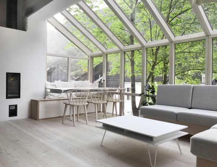 Dette lille skandinaviske hjemmets minimale stil og gigantiske vinduer får det til å føles mye større