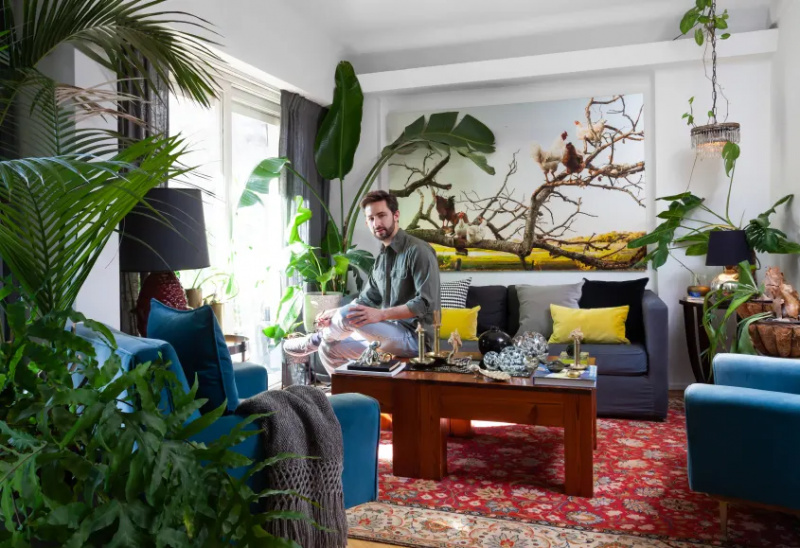Аржентински апартамент включва семейни реликви, ивични стени и тонове растения