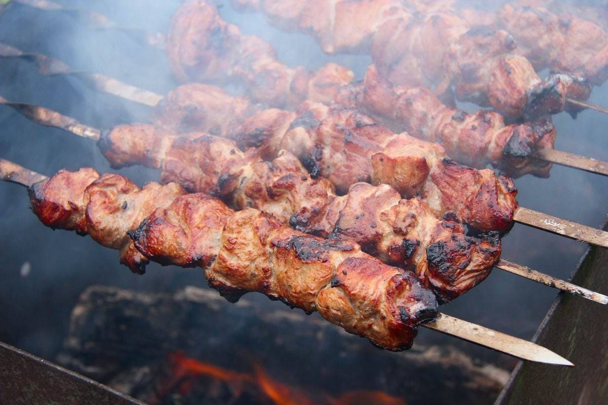 Klasický šašlik zo bravčového mäsa: Recept, ktorý nikdy nesklame!