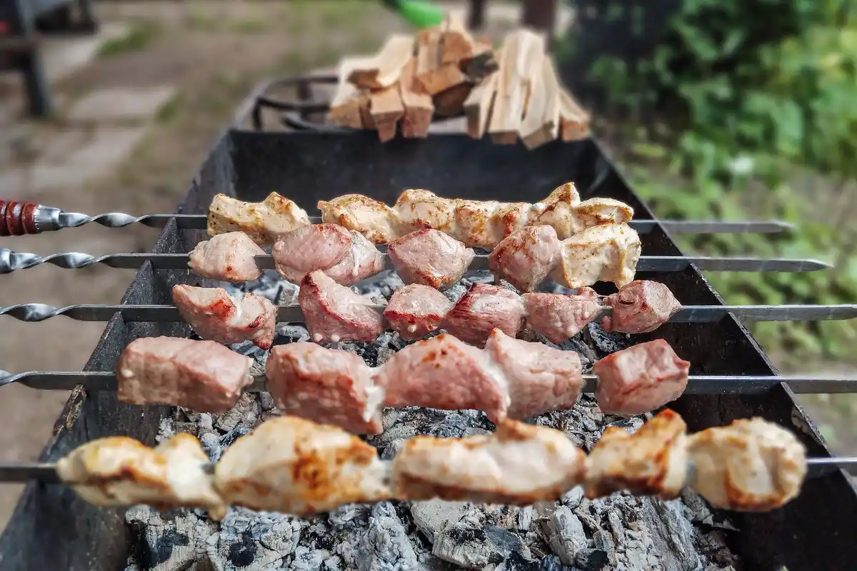 Klasický šašlik zo bravčového mäsa: Recept, ktorý nikdy nesklame!