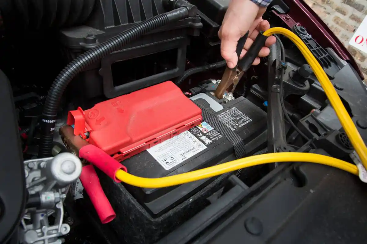 Ako naštartovať auto, ak je vybitá batéria: Praktické tipy a triky