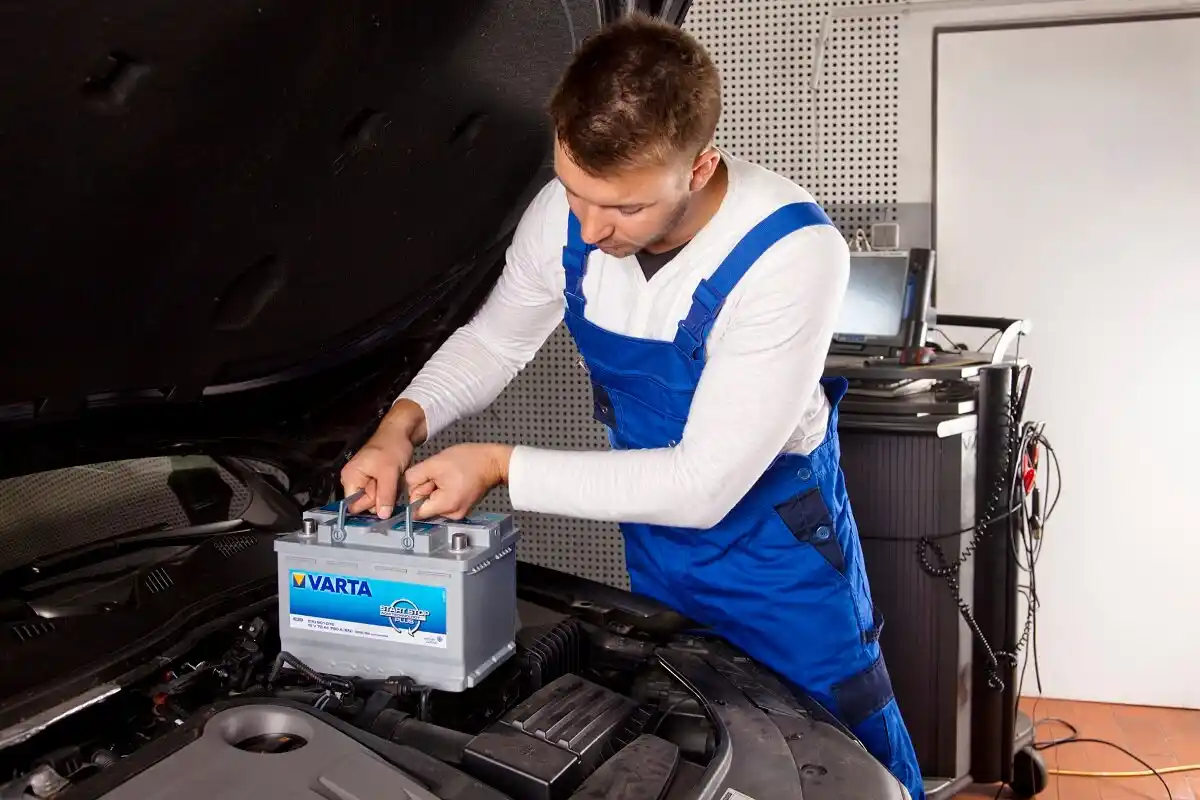 Ako naštartovať auto, ak je vybitá batéria: Praktické tipy a triky
