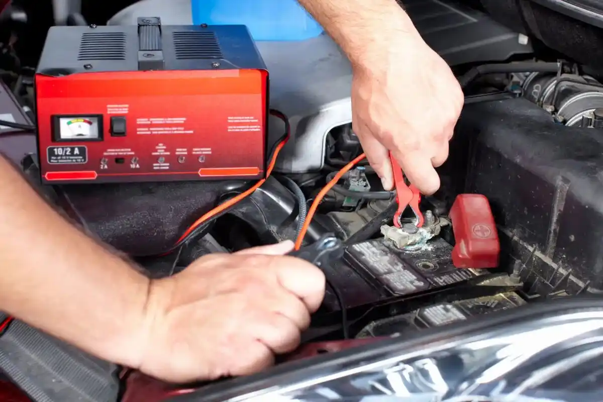 Ako naštartovať auto, ak je vybitá batéria: Praktické tipy a triky
