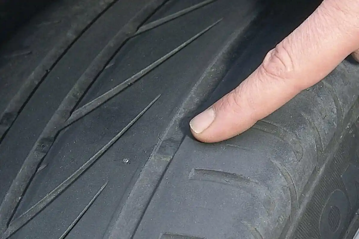Ako predchádzať nerovnomernému opotrebovaniu pneumatík: Príčiny a riešenia